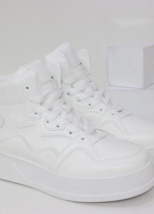 Білі зимові кросівки на товстій підошві1 фото