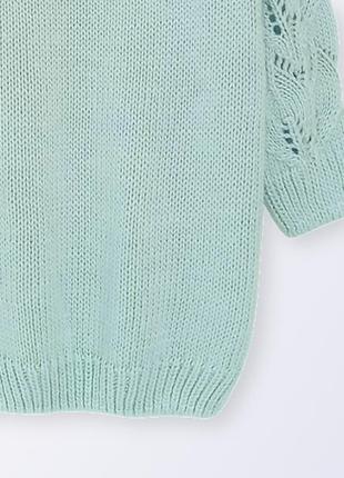 Об'ємний пуловер з ажурним рукавом м'ятного кольору4 фото