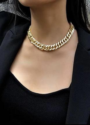 Широкое ожерелье цепи золота и серебристая