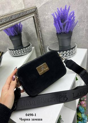 Черная стильная трендовая эффектная сумочка с золотой фурнитурой9 фото