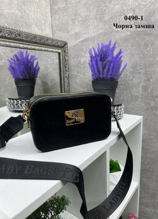 Черная стильная трендовая эффектная сумочка с золотой фурнитурой8 фото