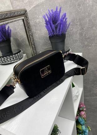 Черная стильная трендовая эффектная сумочка с золотой фурнитурой2 фото