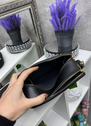 Черная стильная трендовая эффектная сумочка с золотой фурнитурой6 фото