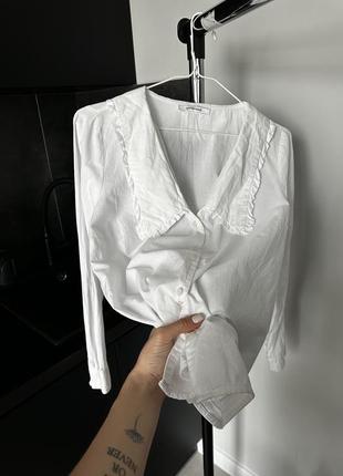 Белая блуза с очень крутым воротничком1 фото