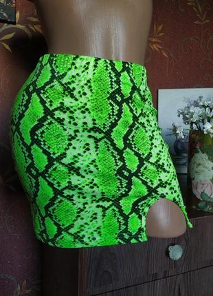 Салатовая юбка мини с змеиным принтом от shein1 фото