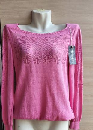 Замечательный мягкий женский джемпер с ажурнымивязанным рисунком.