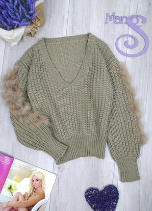 В'язаний жіночий пуловер оливкового кольору з натуральним хутром на рукавах розмір s