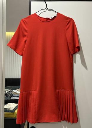 Супер насиченого червоного кольору сукня