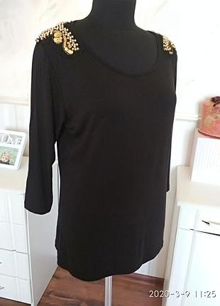 Трикотажная кофточка с украшением на плечах, размер 52-54.