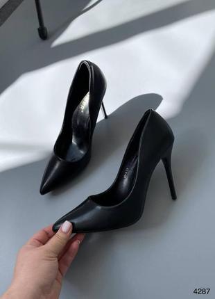 Жіночі туфлі човники на високій шпильці чорні екошкіра із гострим носиком 35