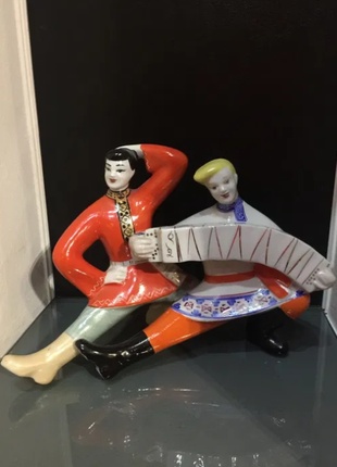 Фарфоровая статуэтка зхк "танцующая пара казаки с гармошкой" ссср