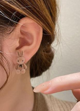 Серьги гвоздики плюшевые зайчики  цвет коричневые милые серьги зайки сережки зайчики2 фото