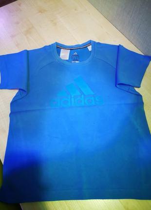 Футболка adidas.