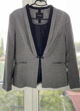 Стильный пиджак серого цвета с карманами 42 размера.1 фото