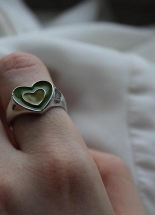Кольцо сердце в зеленых оттенках