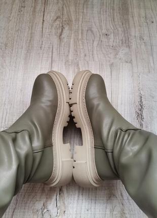 Демісезонні жіночі фірмові шкіряні чоботи без застібок на тракторній підошві4 фото