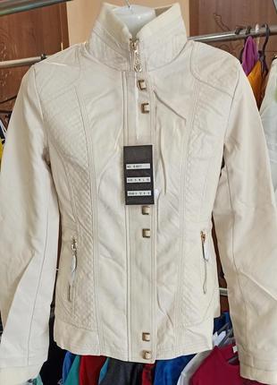 Женская куртка эко кожа, светло бежевого  цвета,  с карманами, на подкладке, на молнии размеры: s, м.