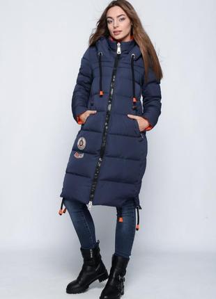 Женская зимняя куртка прямого кроя, застегивается на двухходовую "молнию".1 фото