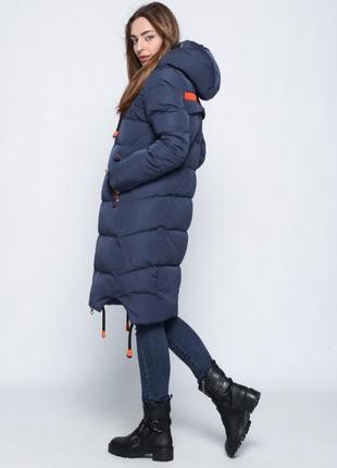 Женская зимняя куртка прямого кроя, застегивается на двухходовую "молнию".5 фото