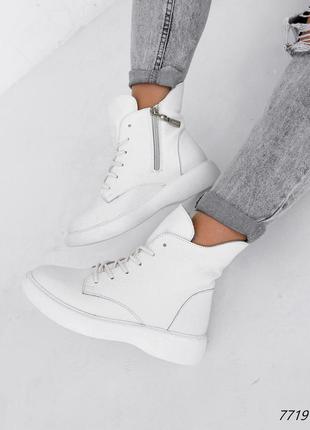 Белоснежные зимние ботинки со шнуровкой7 фото
