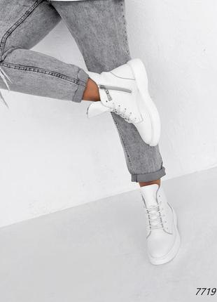 Белоснежные зимние ботинки со шнуровкой3 фото