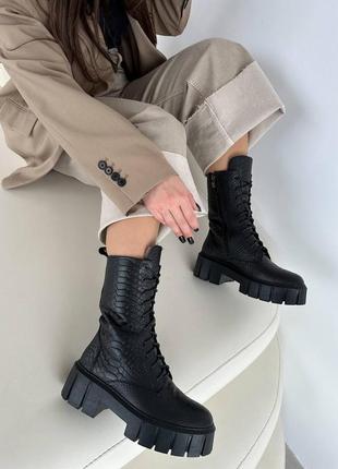 Стильные черные женские ботинки берцы на массивной подошве в коже-питон, кожа рептилия, осенние, зимние5 фото