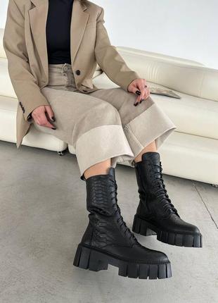 Стильные черные женские ботинки берцы на массивной подошве в коже-питон, кожа рептилия, осенние, зимние7 фото