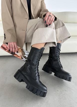 Стильные черные женские ботинки берцы на массивной подошве в коже-питон, кожа рептилия, осенние, зимние8 фото