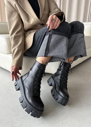 Трендовые топовые черные женские зимние ботинки на массивной/высокой подошве кожаные с мехом на зиму6 фото