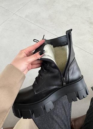 Трендовые топовые черные женские зимние ботинки на массивной/высокой подошве кожаные с мехом на зиму3 фото