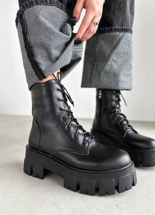 Трендовые топовые черные женские зимние ботинки на массивной/высокой подошве кожаные с мехом на зиму10 фото