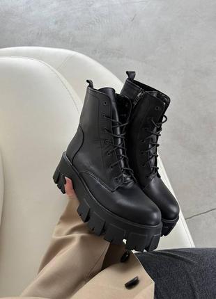 Трендовые топовые черные женские зимние ботинки на массивной/высокой подошве кожаные с мехом на зиму4 фото