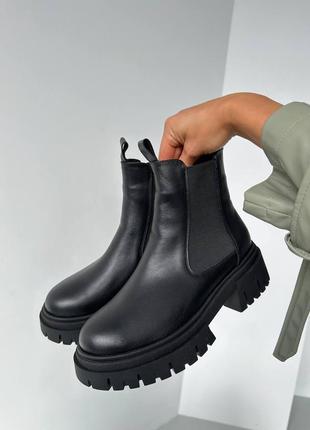 Стильні топові чорні жіночі черевики челсі короткі зимові,шкіряні з хутром,натуральна шкіра і хутро4 фото
