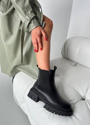 Стильні топові чорні жіночі черевики челсі короткі зимові,шкіряні з хутром,натуральна шкіра і хутро1 фото