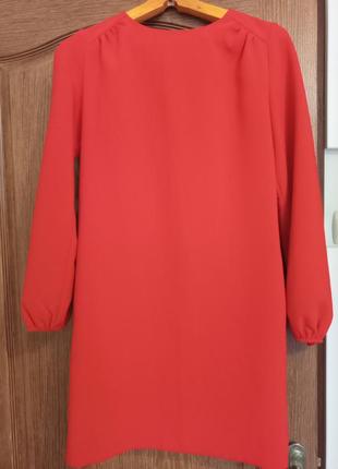 Красное платье свободного кроя с манжетом.1 фото
