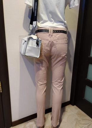Брэндовые джинсы скинни пудрово-розового цвета узкие
