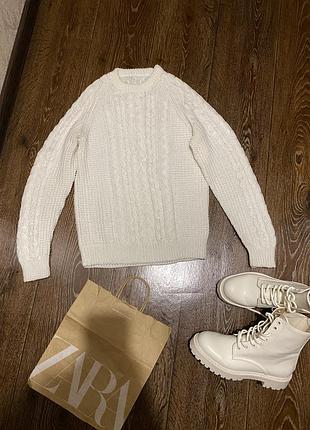 Актуальный белый вязаный косами свитер кофта пуловер