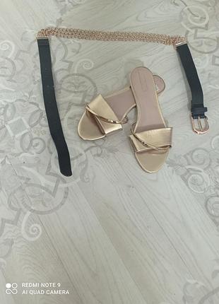 Стильные золотые пантофли размер 38. ремень