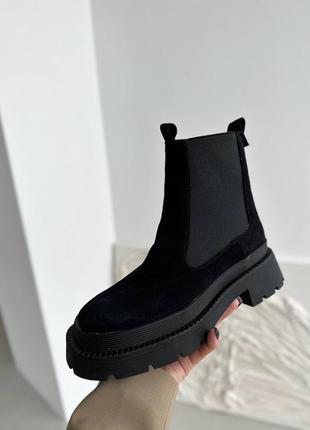 Стильні топові чорні жіночі зимові черевики челсі короткі,замшеві з хутром,натуральна замша на зиму