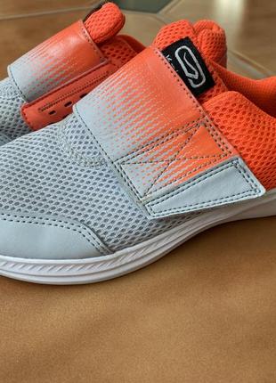 Кросівки жіночі