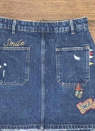 Крутая джинсовая мини юбка в винтажном стиле с вышивкой и нашивками на молнии xc/c