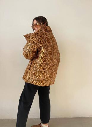 Куртка пуффер из экокожи с анималистичным принтом леопард6 фото