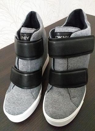 Сникерсы dkny 2