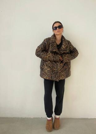 Куртка пуффер оверсайз из экокожи женская леопард принт6 фото