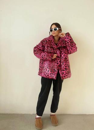 Куртка пуффер оверсайз из экокожи женская леопард принт10 фото