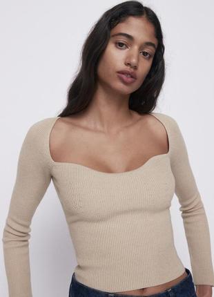 Бежевый джемпер кофта zara с вырезом в форме сердце