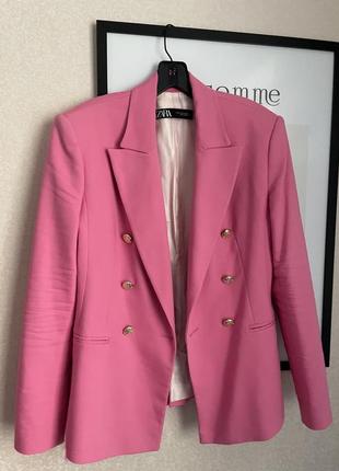 Zara яркий розовый пиджак золотые пуговицы1 фото