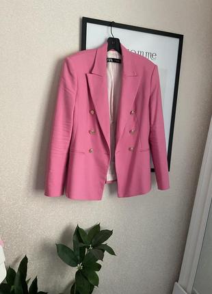 Zara яркий розовый пиджак золотые пуговицы4 фото