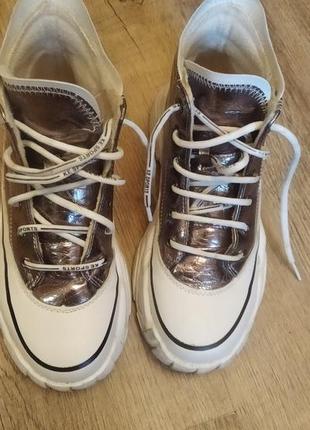 Ботінки, кросівки.