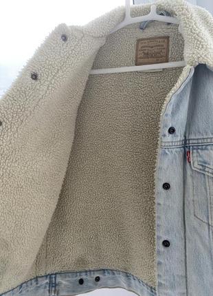 Женская джинсовая теплая куртка levi's3 фото